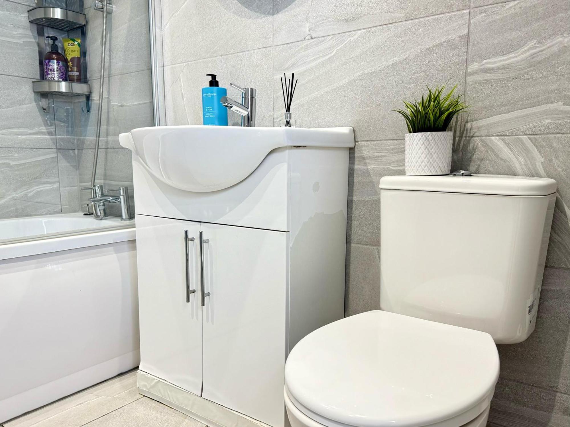 קידלינגטון Evergreen Lodge - Two Bed Lux Flat - Parking, Garden, Patio, Wifi, Netflix - Close To Blenheim Palace & Oxford - F3 מראה חיצוני תמונה